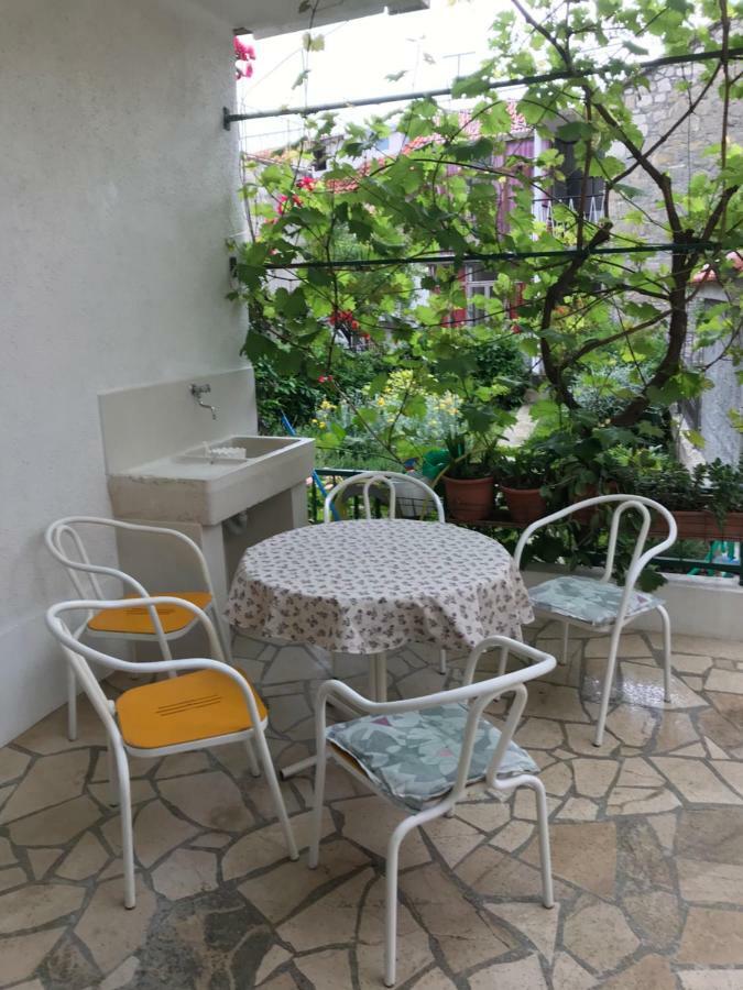 מאקרסקה Apartman Dvor מראה חיצוני תמונה